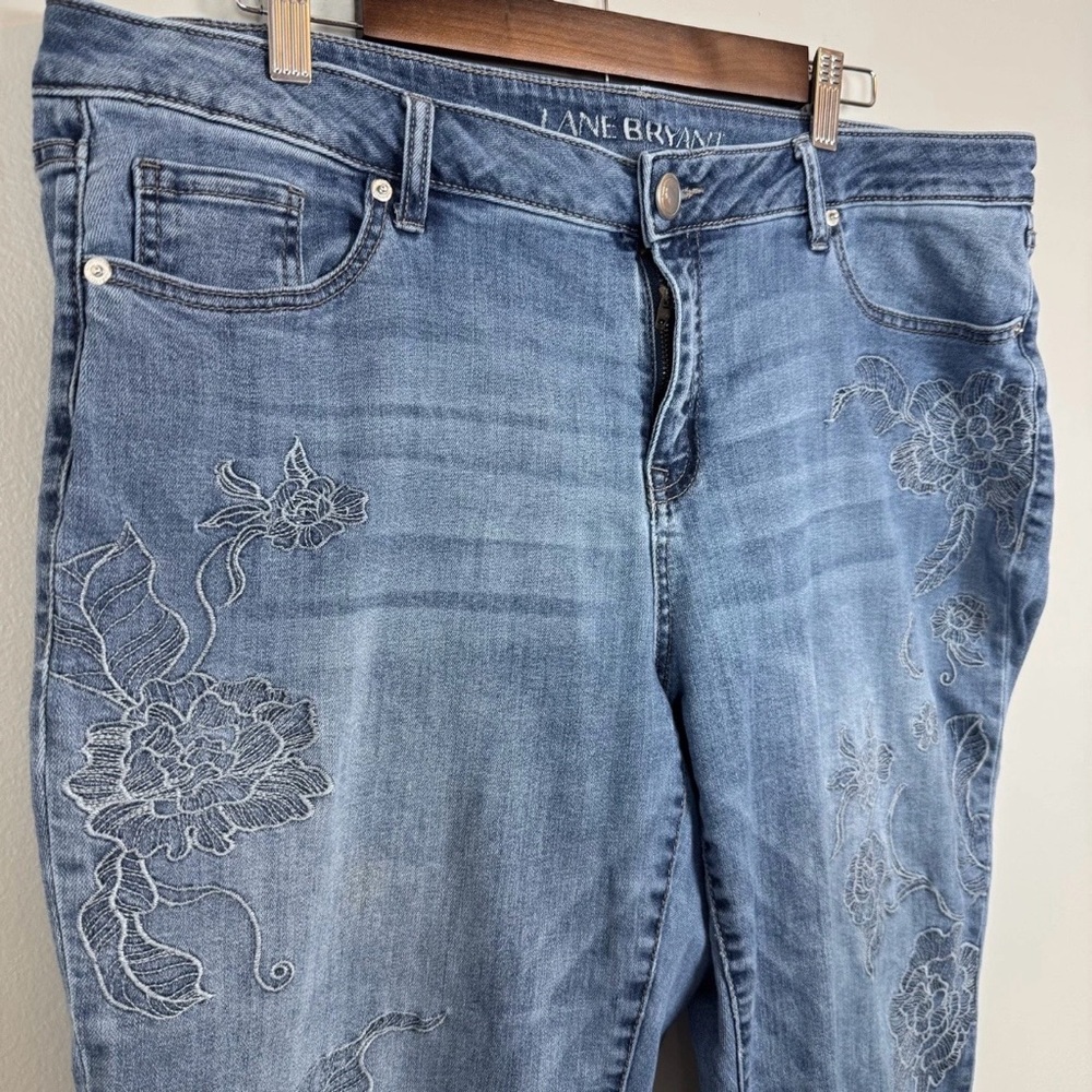 Lane Bryant Mid Rise Girlfriend Crop Jean Plus 16 Floral Embroidery *READ